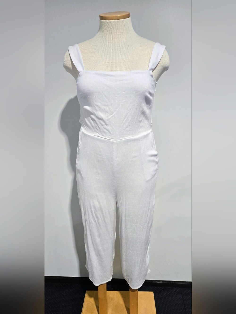 Francesca's Collections White Sleeveless Square-Neck Cropped Jumpsuit Romper
